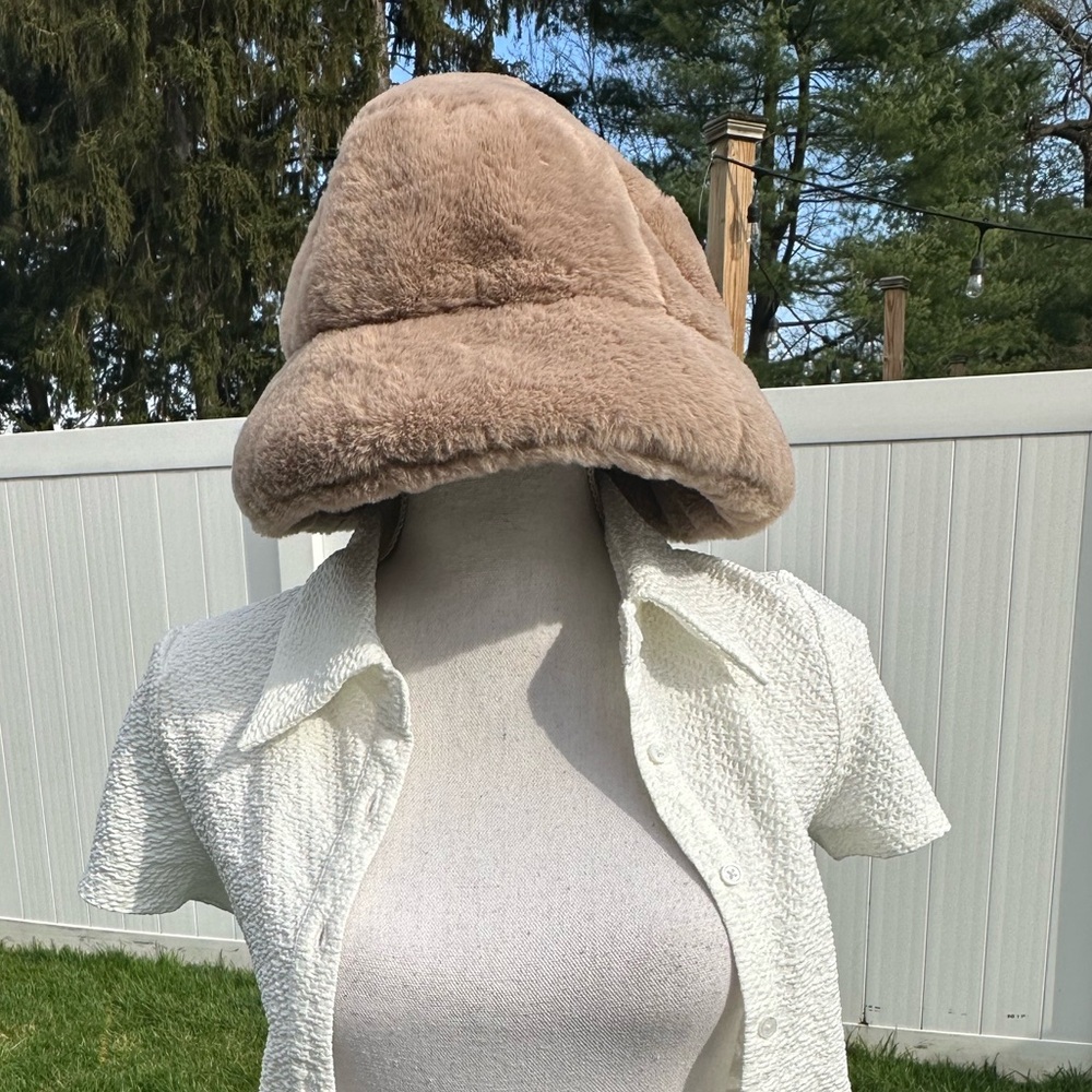 Faux fur bucket hat